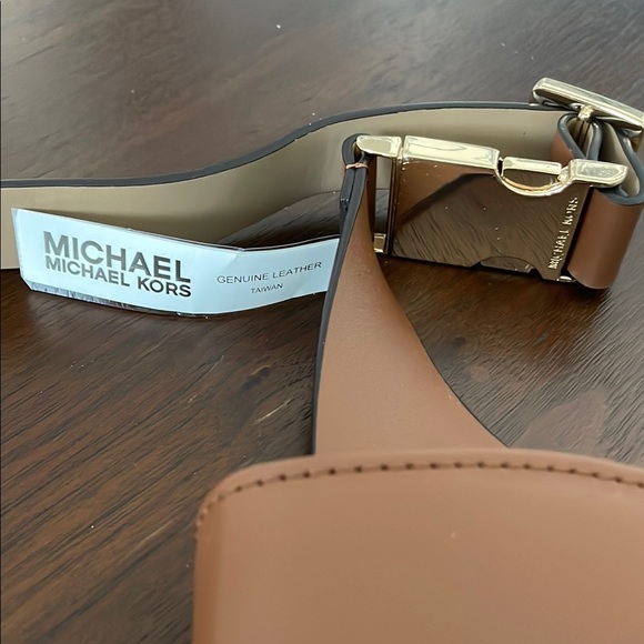 Michael Kors Tan Crossbody Bag with Sleek Design - Picture 2 of 4